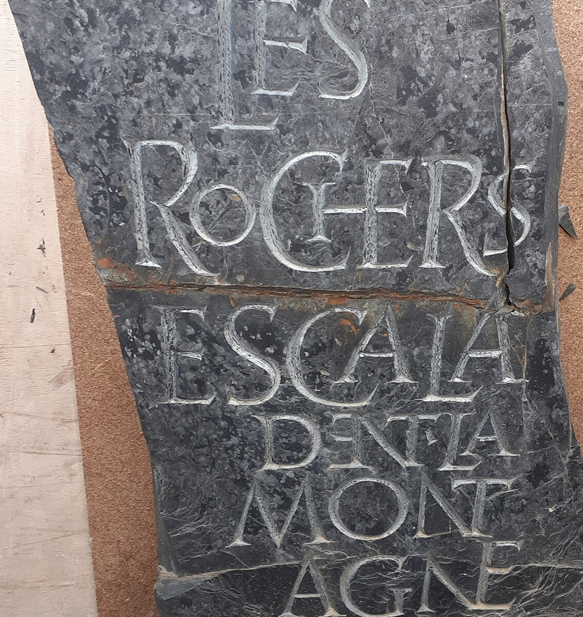 Flg_ Les_Rochers_Cassée_D